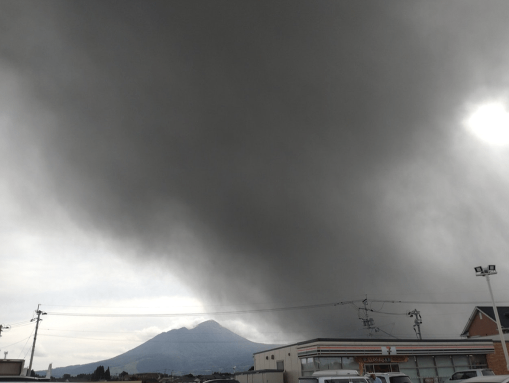 位于日本鹿儿岛县和宫崎县交界地区的新燃岳火山喷发，火山灰柱高达500米。